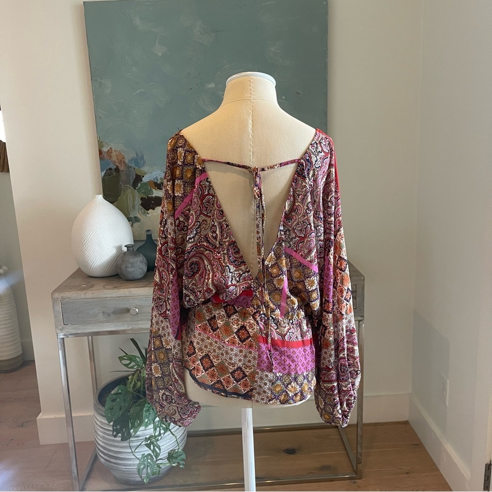 Aakaa Floral Tribal Print Long Sleeve Boho Light Blouse Tie in Front Open Back - Picture 3 of 7